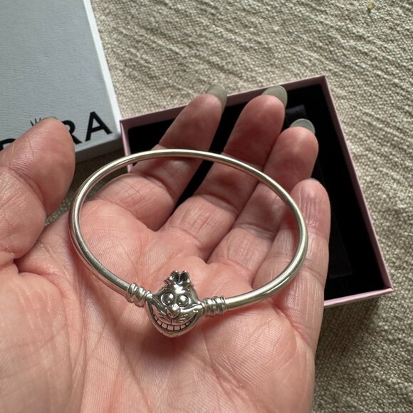 Pandora Disney Alice in Wonderland Cheshire Cat Clasp Pandora Moments Bangle - Picture 2 of 3